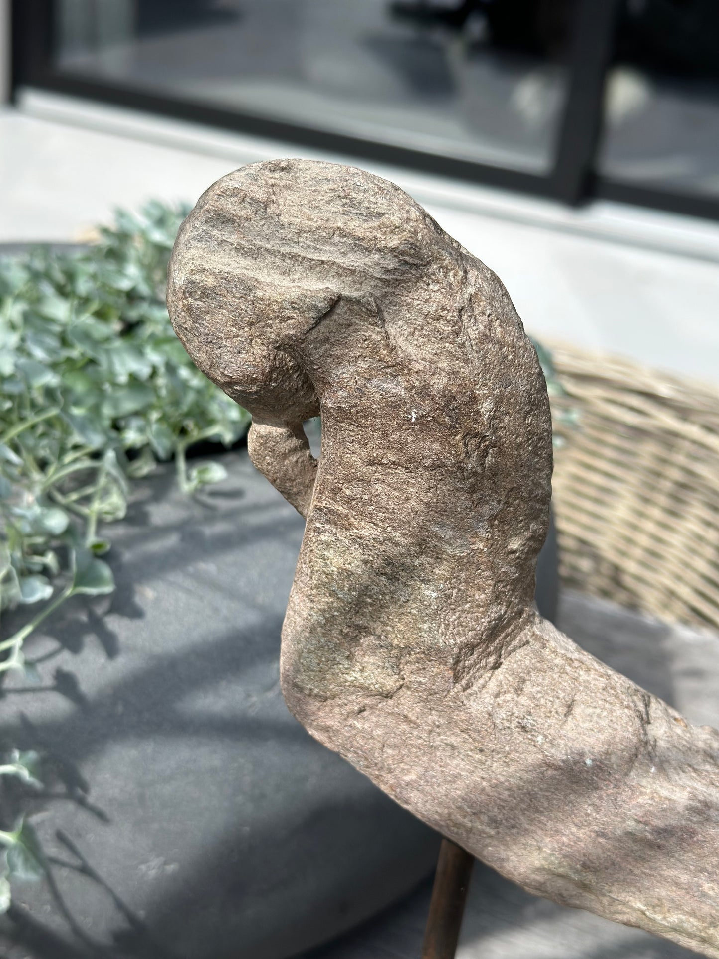 Stenen sculptuur-vogel