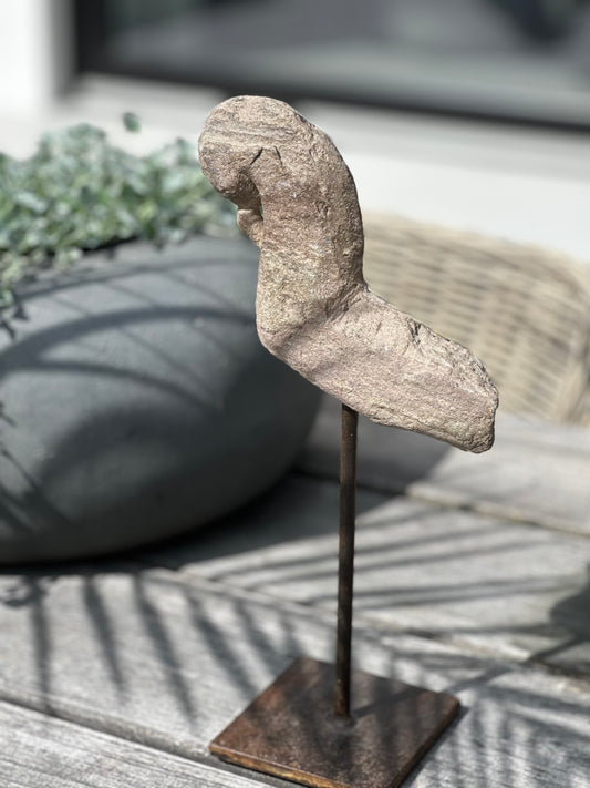 Stenen sculptuur-vogel