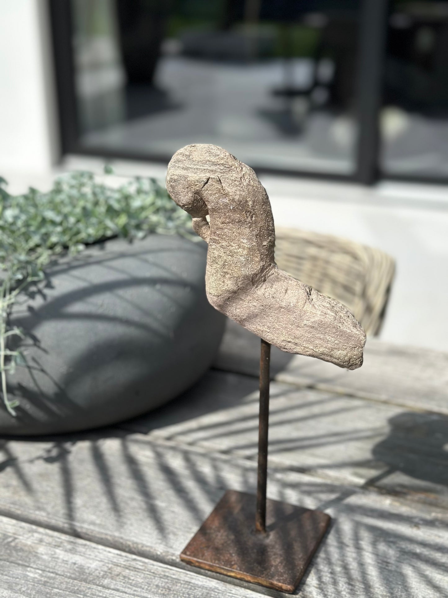 Stenen sculptuur-vogel