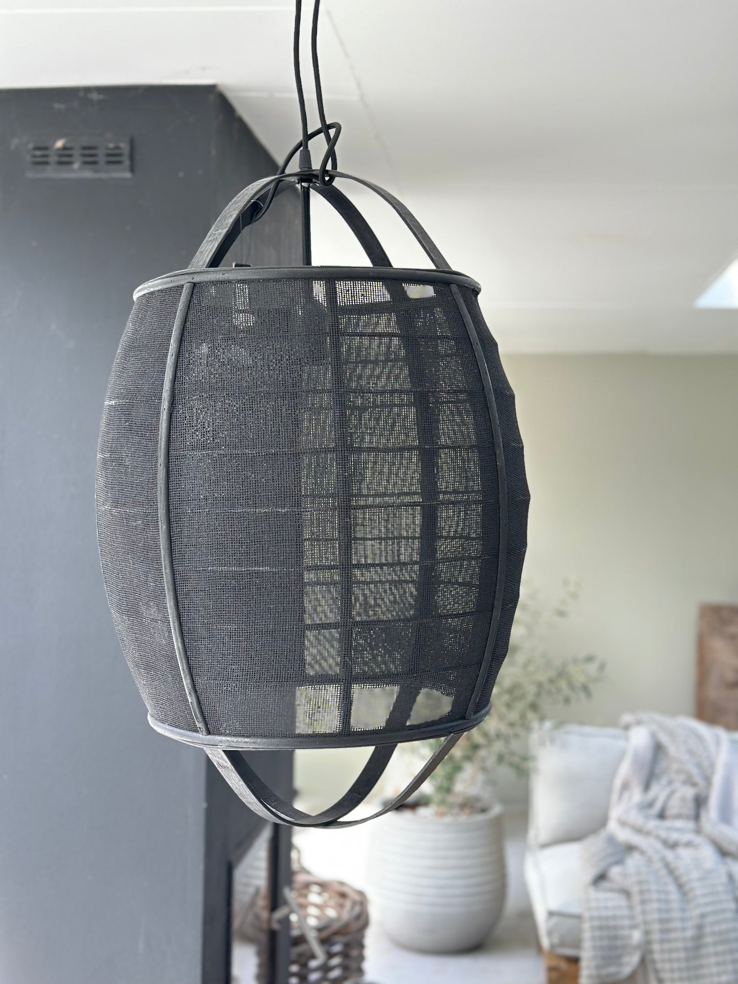Hanglamp Ion - zwart linnen/ bamboe L - J-line