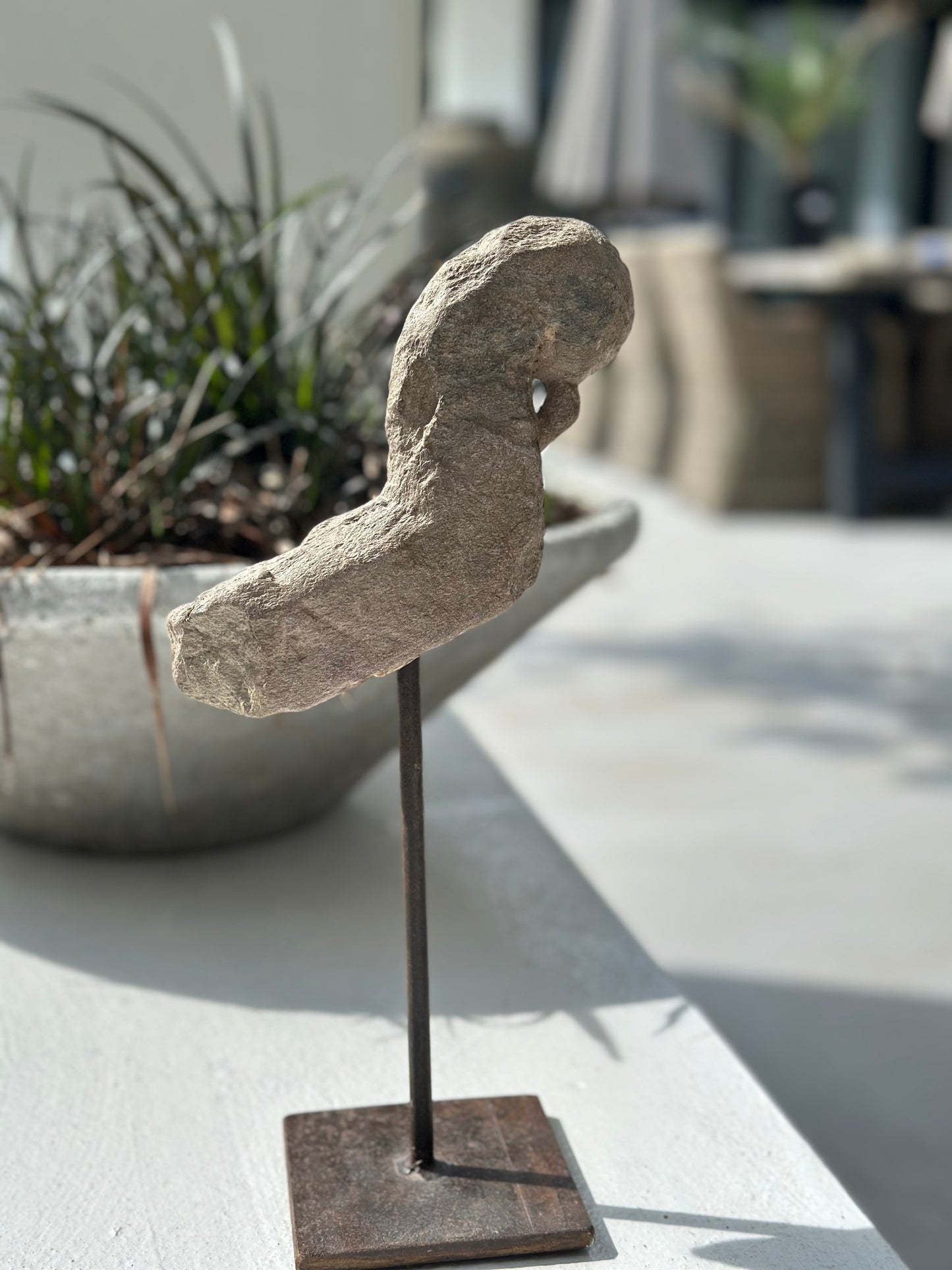 Stenen sculptuur-vogel